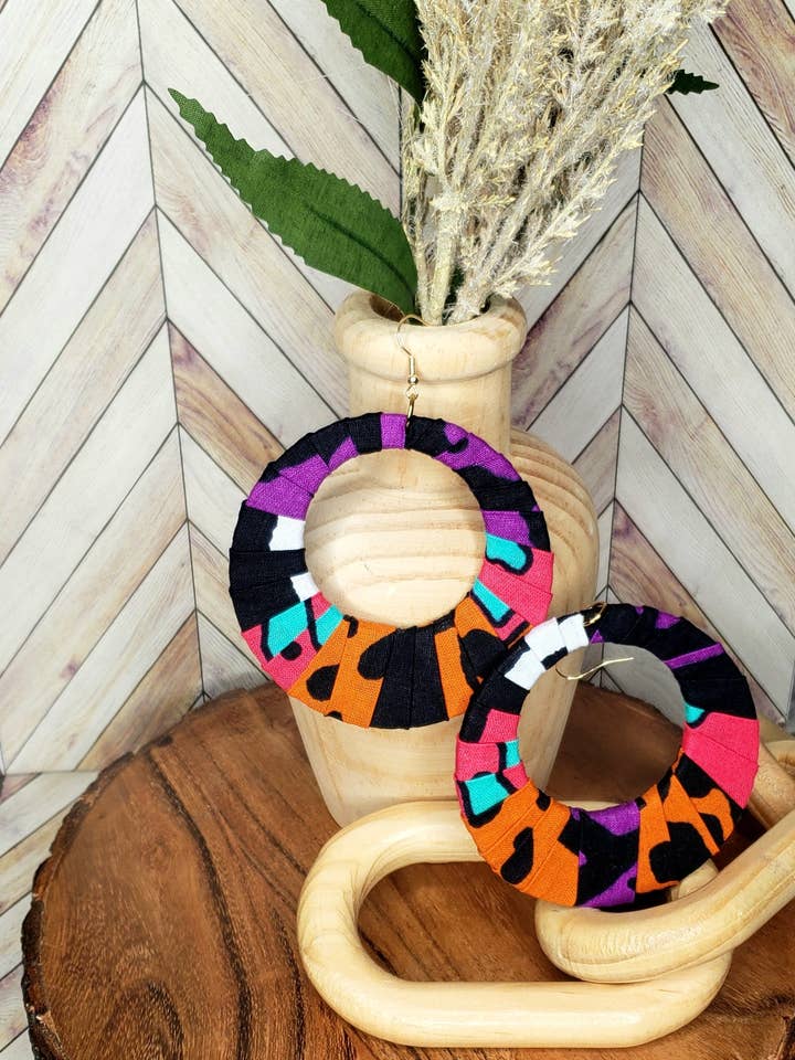 Orecchini a cerchio chunky Safari viola per la vendita all'ingrosso da parte di Styled By Jasmine Boutique