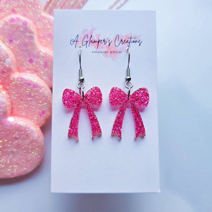 Boucles d'oreilles acryliques avec nœud en paillettes roses - 2,5 cm de long pour la vente par A Glamper's Creations LLC