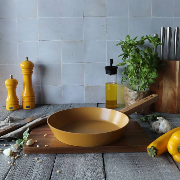Ogo living - Wholesale Pan - 24cm ector pan in yellow aluminum with wooden handle5
