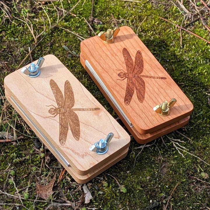 Presse à fleurs de poche avec motif libellule | 2″ x 4″ pour la vente par Macon Makes