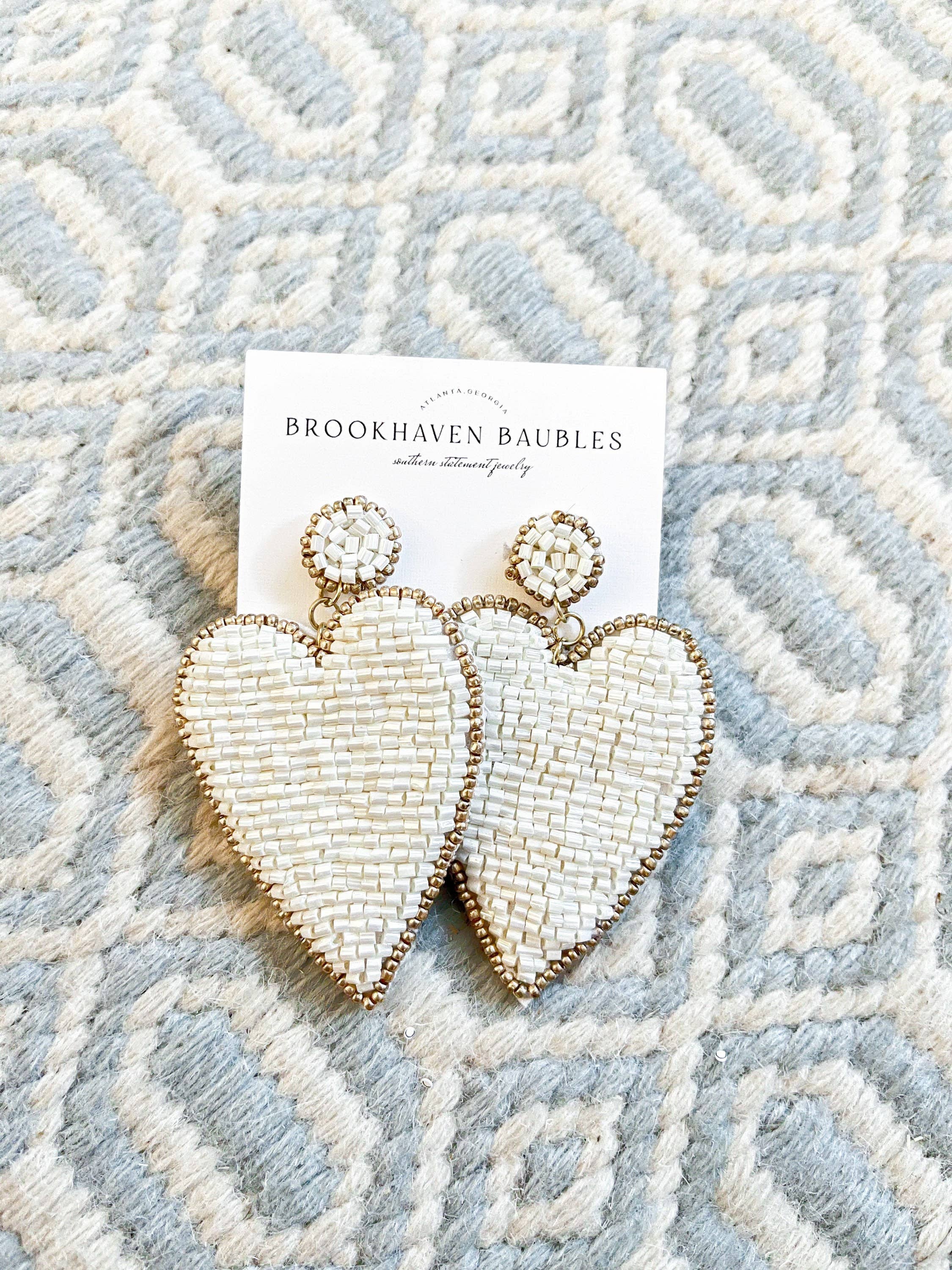 Brookhaven Baubles - Venta al por mayor Pendientes colgantes - Pendientes en forma de corazón con cuentas blancas y perlas con detalles dorados1