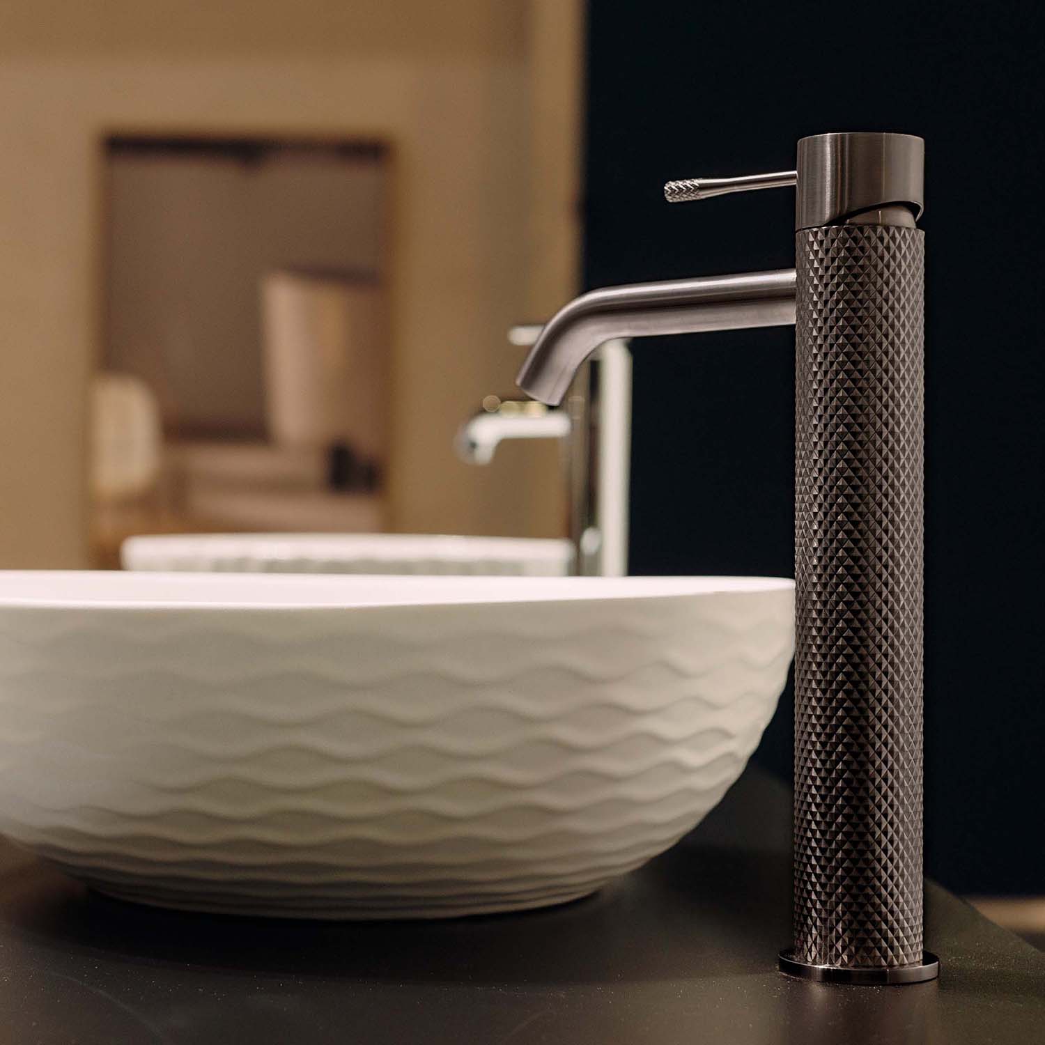 Stilform Handels GmbH - Venta al por mayor Conjunto de accesorios de baño - Grifo de lavabo Stilform serie Iconic versión alta en color gunmetal5