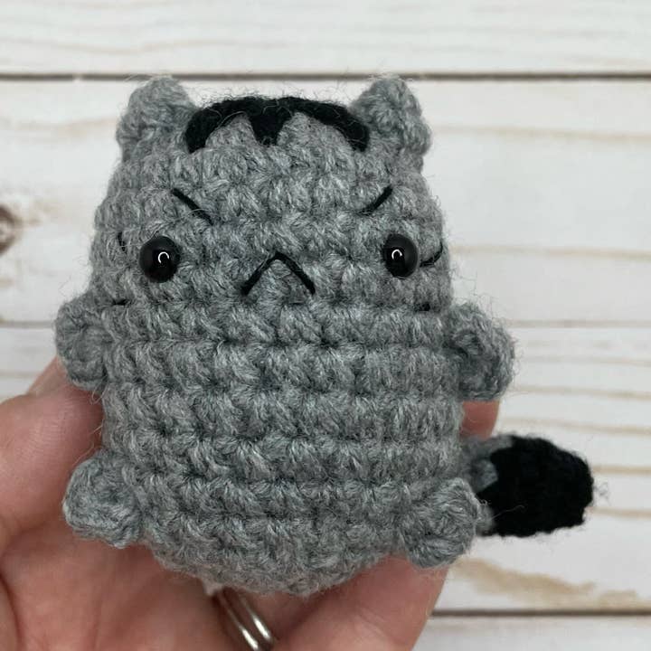 Mini-chat au crochet, chat Amigurumi, animaux en peluche faits à la main pour la vente par Anh2 LTD