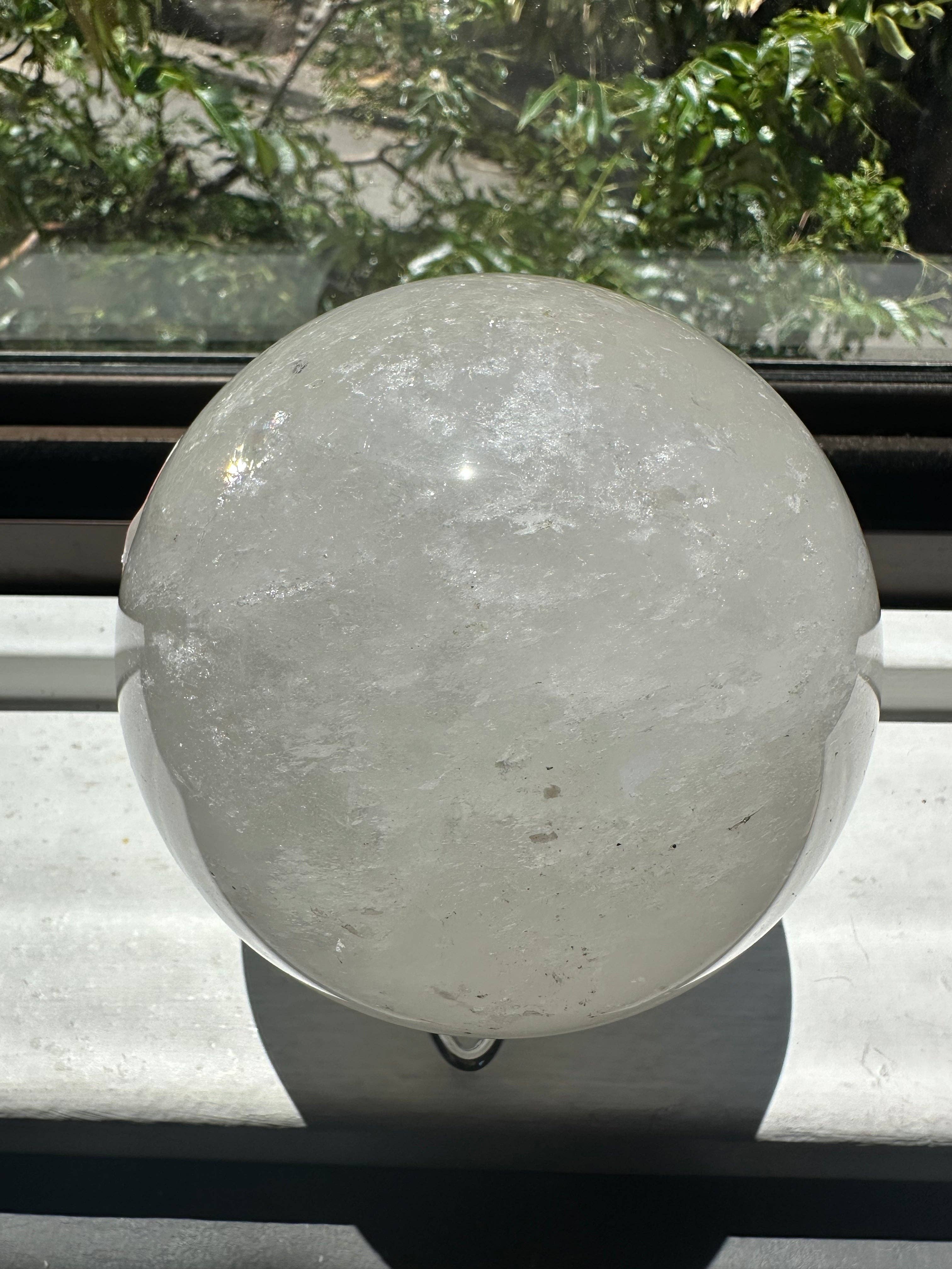 Moon Rituals - Venta al por mayor Piedras/cristales espirituales - Esfera grande de cristal de cuarzo claro natural con arcoíris #123