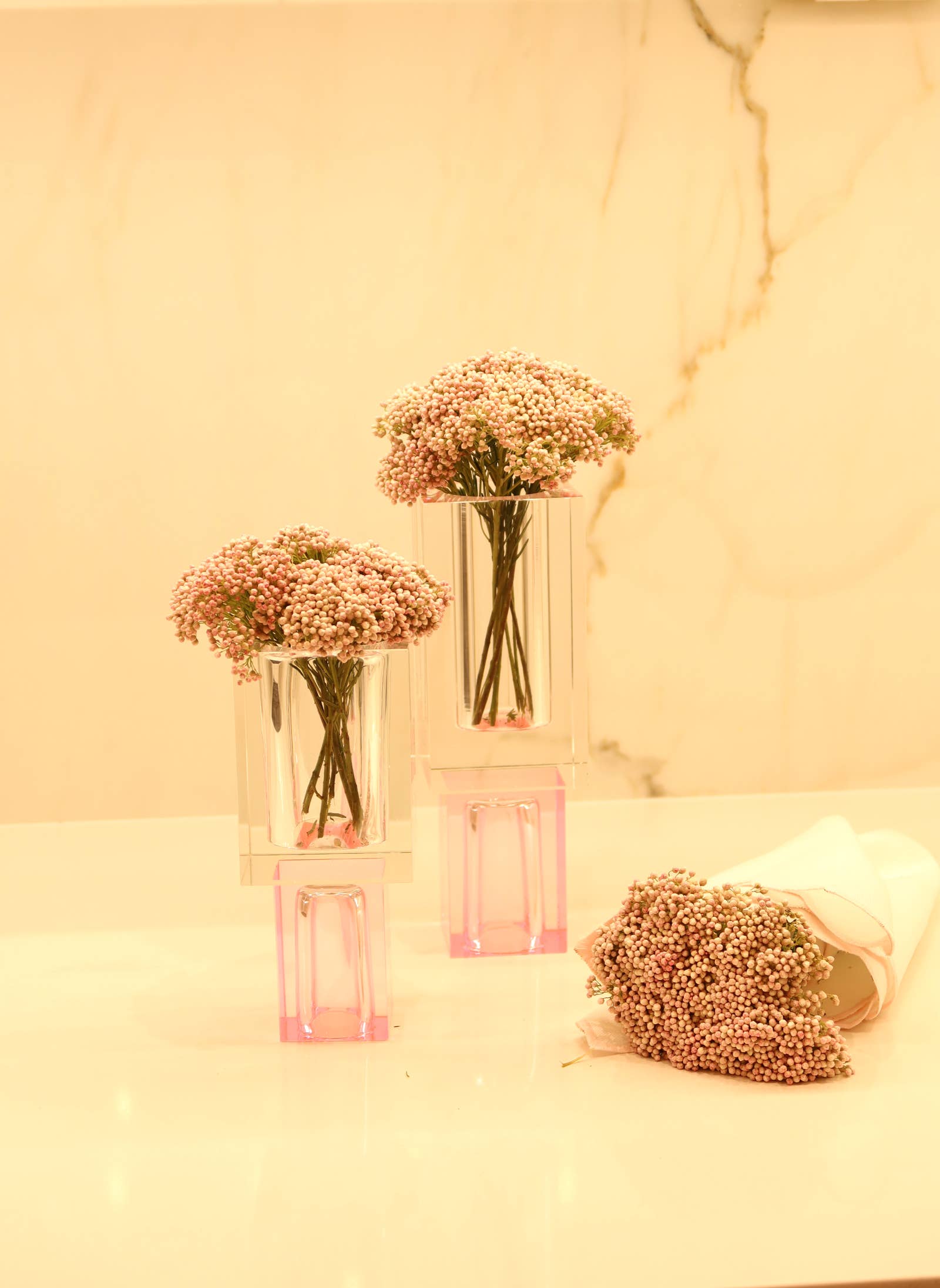 VIVIENCE – wholesale Vase – Crystal Square Vase with Colored Base1