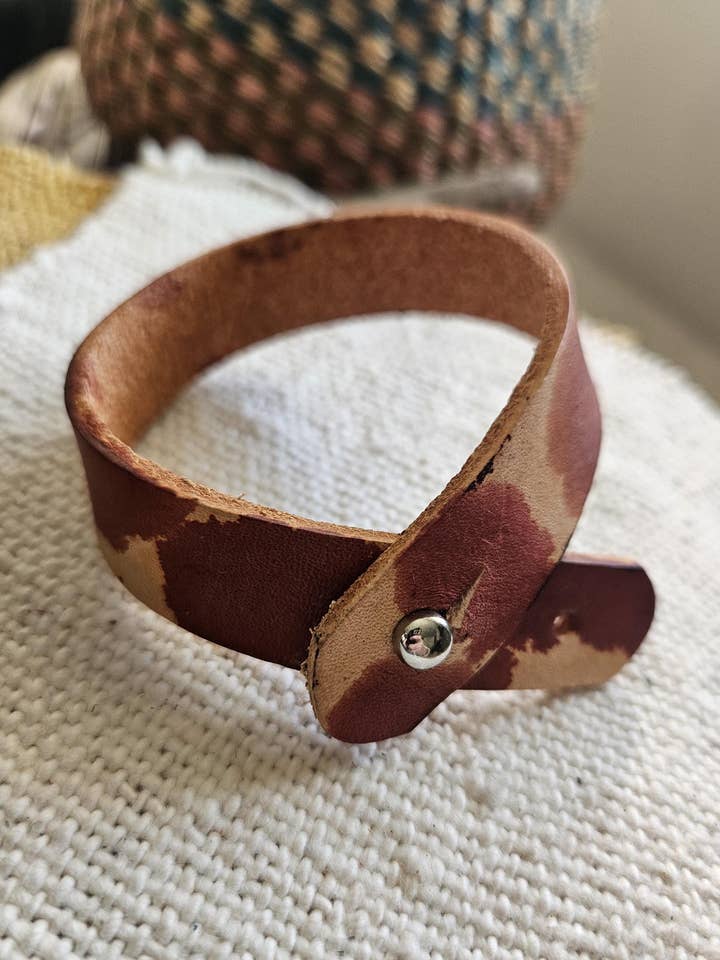 Bracciale regolabile in pelle arancione bruciato con schizzi. per la vendita all'ingrosso da parte di Native Leather Co