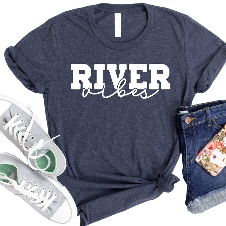 T-shirt River Vibes - T-shirt graphique d'aventure en plein air - Cadeau pour les amoureux de la nature - T-shirt de rivière relaxant pour le kayak, la pêche, les excursions de camping pour la vente par Epic Life - Designed