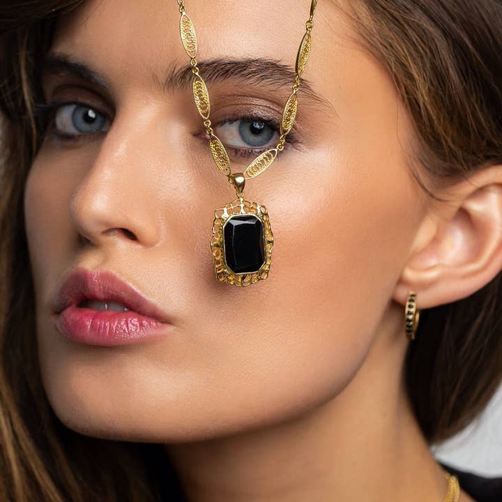 Collier Eleanor en onyx noir pour la vente par The Crystal Boutique