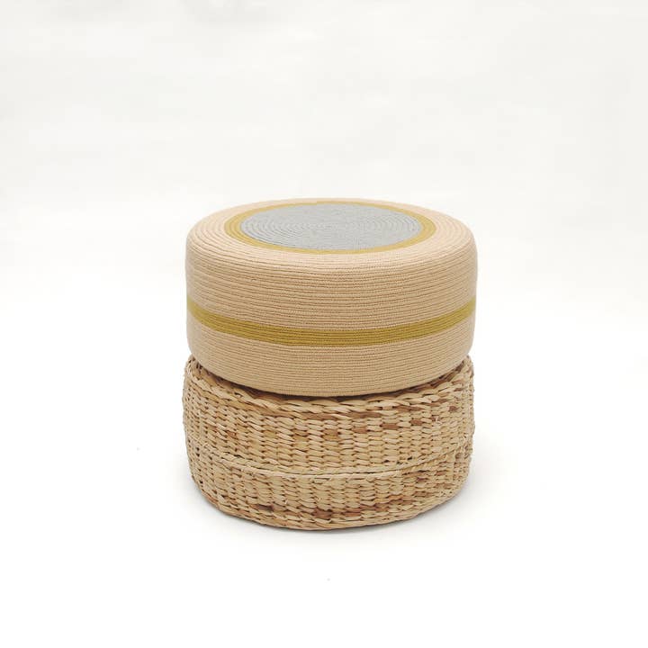 DAR Textiles – wholesale Sittpuff – Staplade Pouf - Fin Andinska geometrisk virka och gräs puff