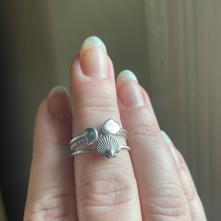 Stackerringen met zeeschelp van sterling zilver voor wholesale door The Dwelling Gem