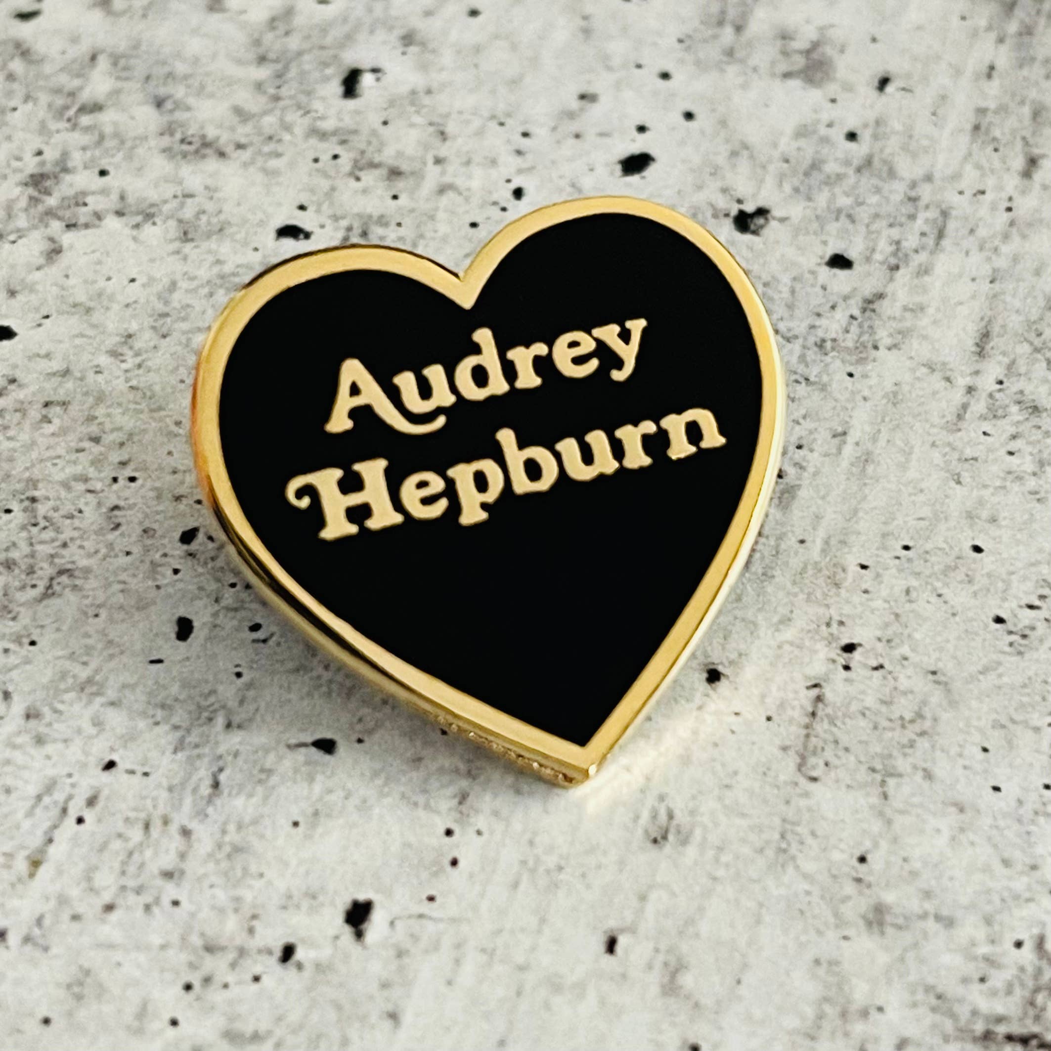 The Silver Spider – Großhandel Anstecker/Button – Audrey Hepburn Heart Emaille Anstecknadel, klassische Filme0