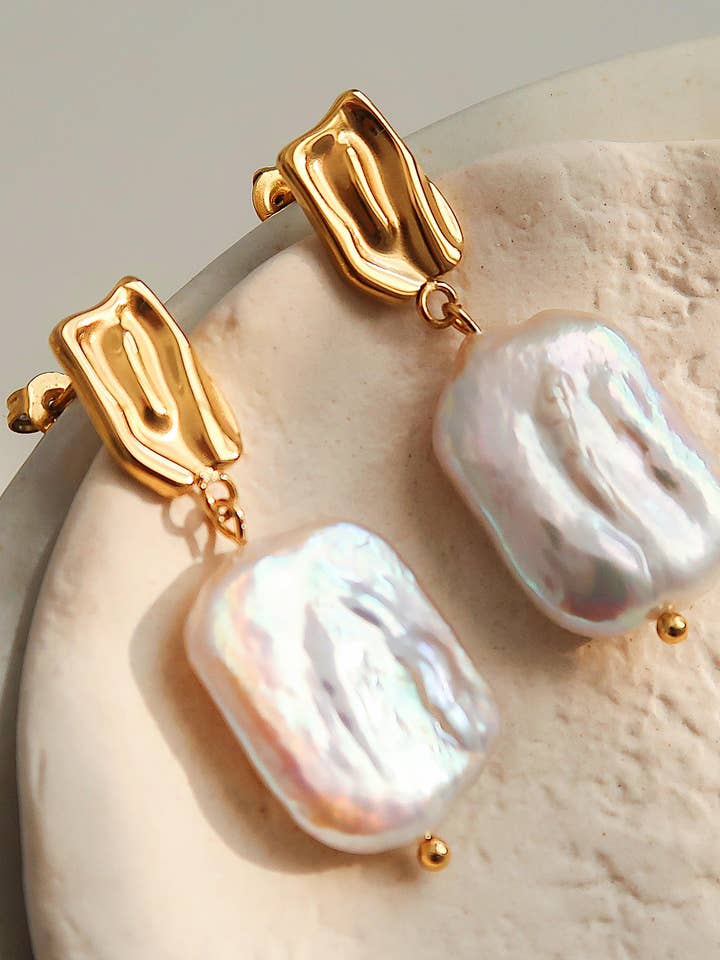 Charis Non-Tarnish Barock Pearl Guldörhänge för wholesale av Flânerie by MAIQ