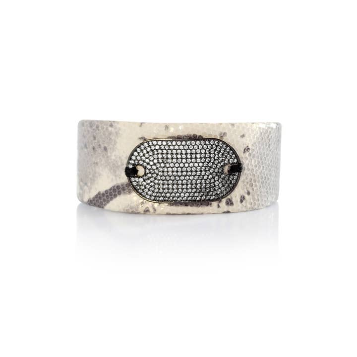 Lederarmband mit Gunmetal Rectangle Micro Pave SZ Tag für den Großhandel von Ilze Jewelry