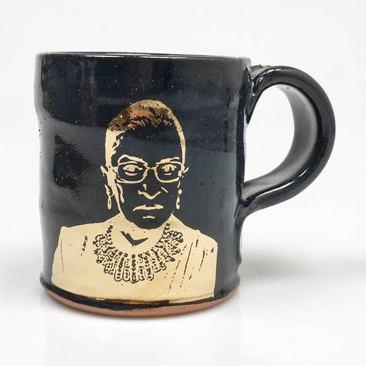 Mug noir et doré Ruth Bader Ginsburg pour la vente par Rothshank Artworks