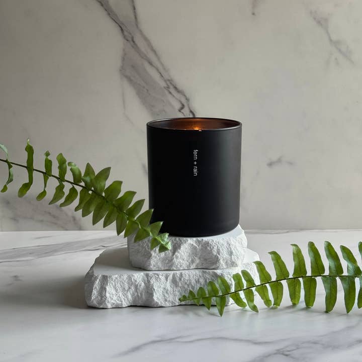 Fern + Rain Tumbler Sojawachskerze, 8 oz für den Großhandel von sable candle co.