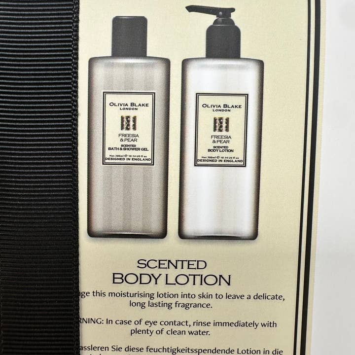 Coffret Cadeau Collection Bain Freesia & Poire Olivia Blake, Essentiels de Bain & Corps Luxueux dans une Élégante Boîte Souvenir, Comprend Gel Douche et Lotion pour le Corps, Conçu en Angleterre, 300 ml/10,14 fl oz pour la vente par Prestige Beauty Boutique
