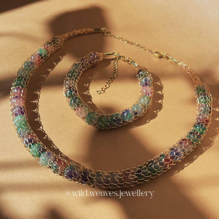 18k guldpläterat stickat agat halsband handgjorda boho smycken för wholesale av Wild Weaves Jewellery by Sara Lindgren