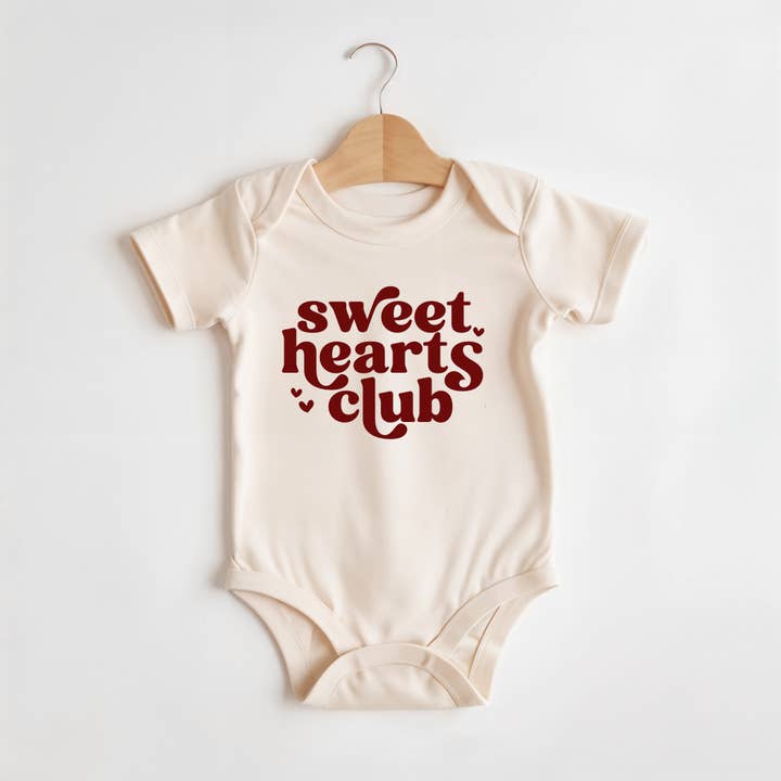 Club des Amoureux | Body ou T-shirt pour bébé 100 % coton pour la vente par Wildflowers + Cotton