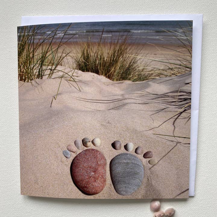 Carta vuota, Baby feet on the beach, biglietto di auguri con foto per la vendita all'ingrosso da parte di Mi Designs, Moray