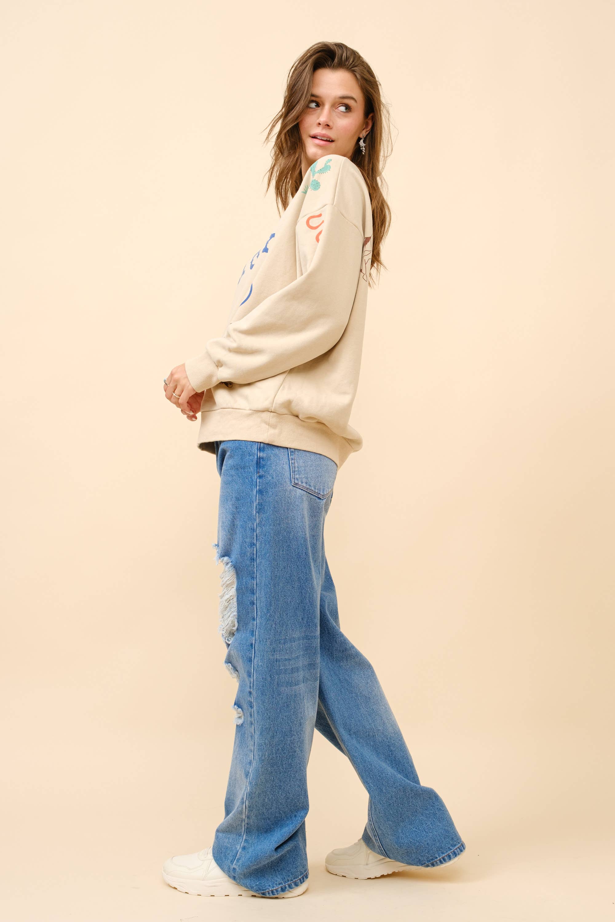 TAUPE 36146T - Western Sweatshirt med Howdy-grafik for engroshandel på Faire5