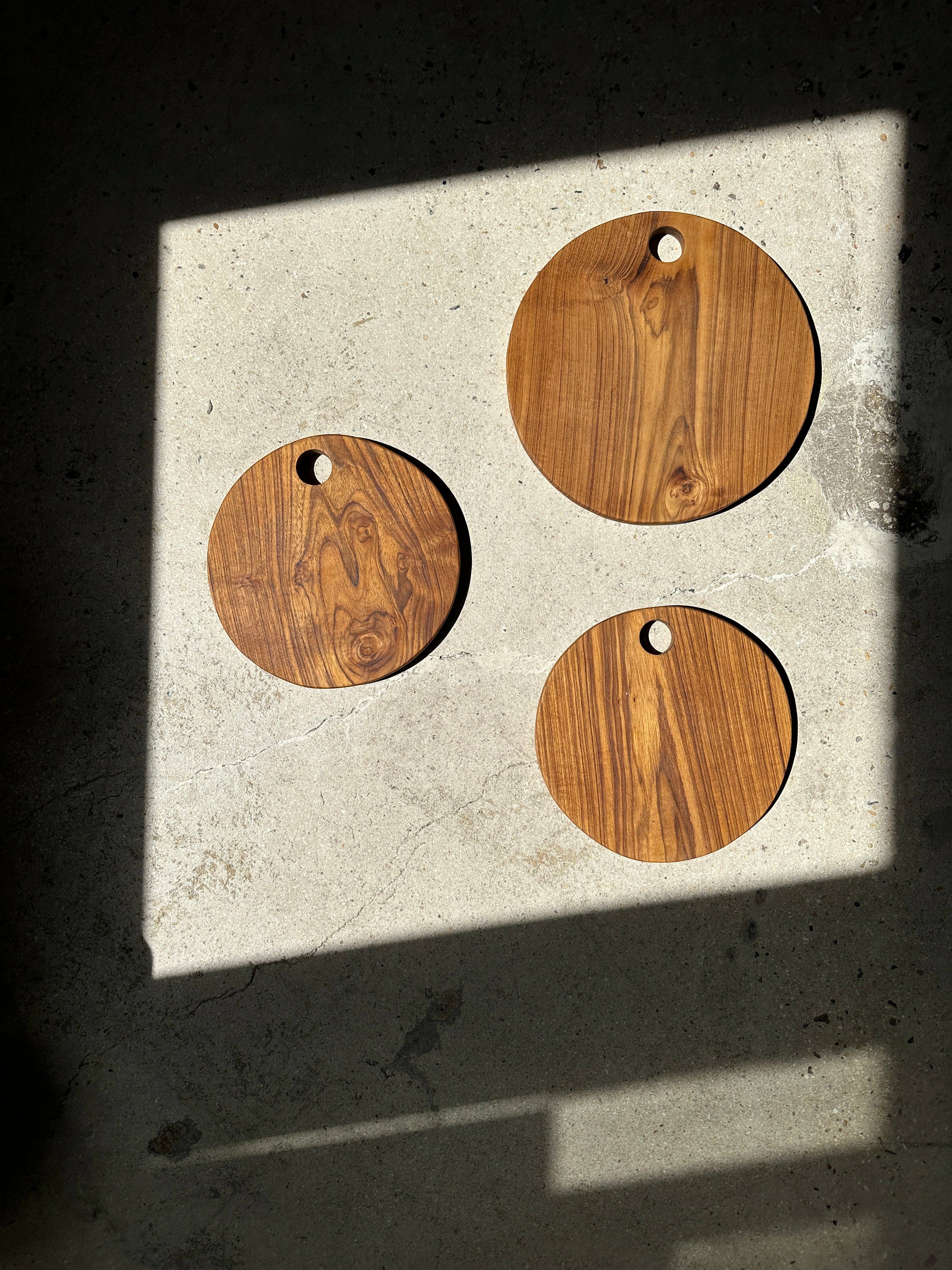 Office Objets – wholesale Skärbräda – Rund skärbräda i urholkad teak D:3019