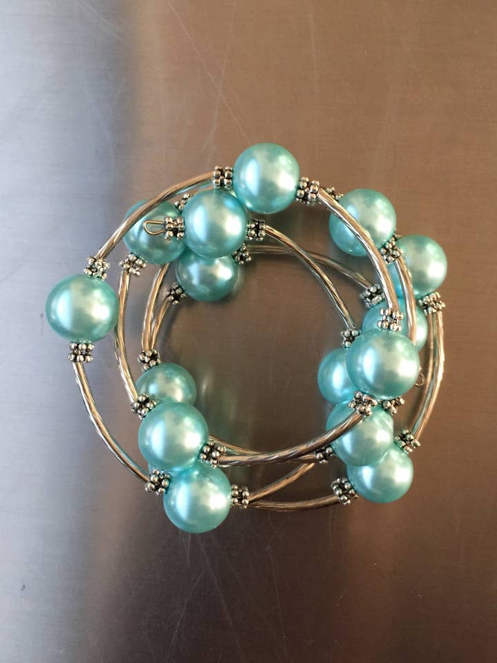 100B - Blaue Shell-Perlen-Wickelarmband für den Großhandel von Sea Lily