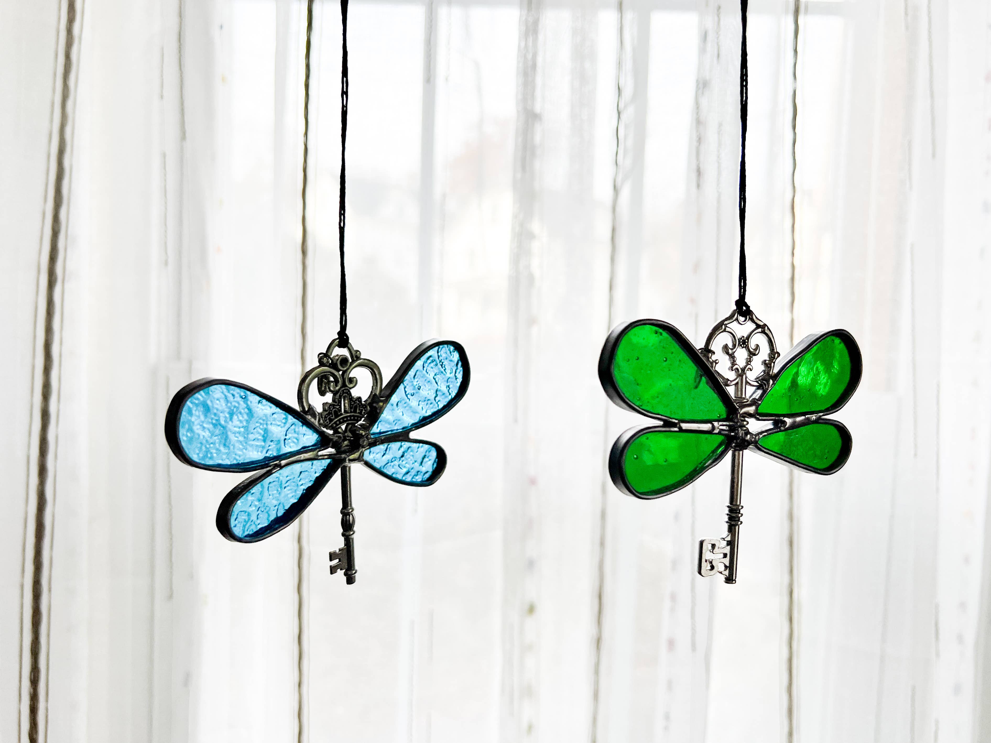 Crafty Bombshell Designs – wholesale Solfångare – Målat glas Dragonfly Skeleton Key Sun Catcher0