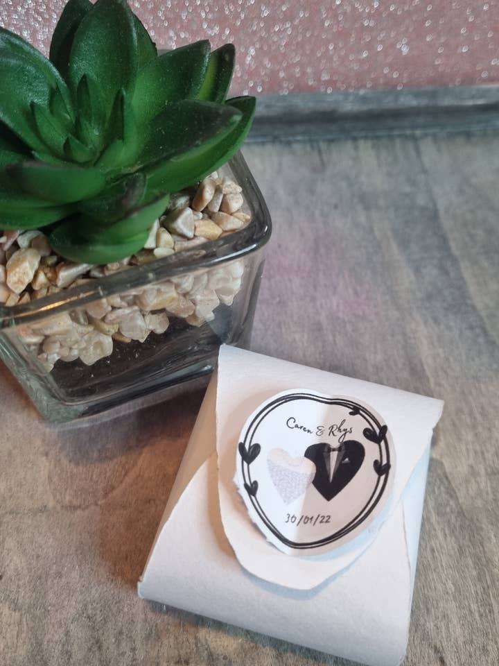 caja para regalos de fiesta, llena de 8 minicorazones derretidos con cera de soja para venta al por mayor de Aka Designs