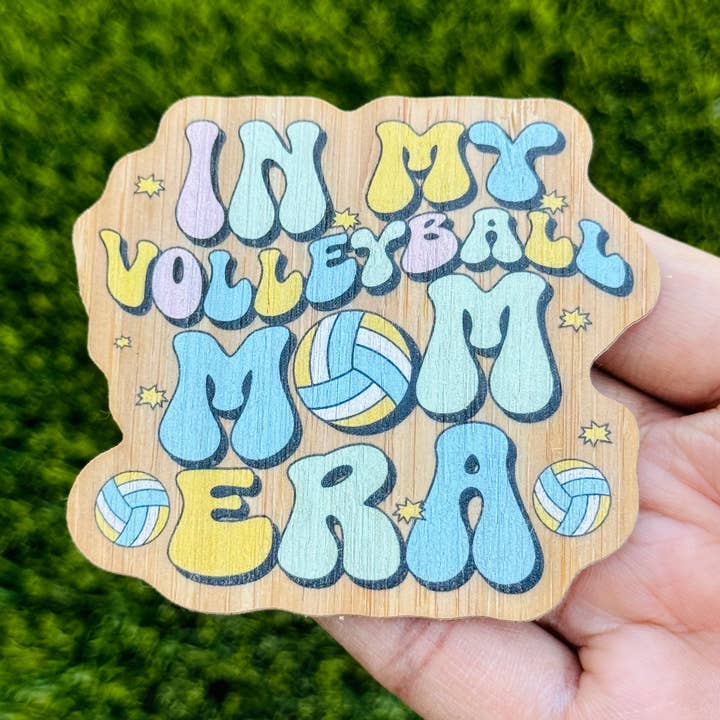 Adesivo in legno di bambù «IN MY VOLLEYBALL MOM ERA» - Mom Eras per la vendita all'ingrosso da parte di AFK Design Co