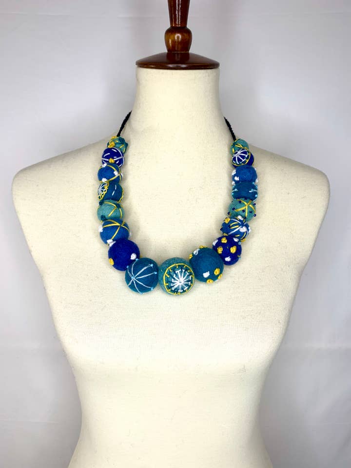 Collier en feutre - Bleu pour la vente par Pomegranate Moon