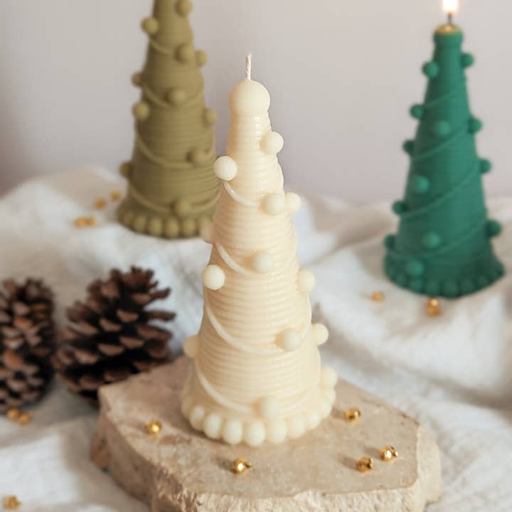 Dekorative Kerze mit Weihnachtsbaumkugeln für den Großhandel von Iconic Candles