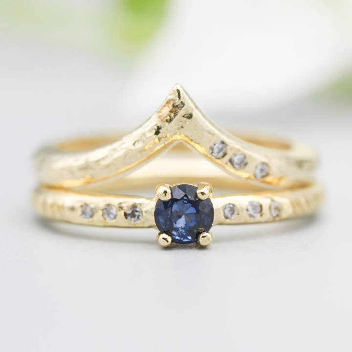 Satz von 2 blauen Saphirringen mit Diamanten auf 14k Goldbändern für den Großhandel von Metal Studio Jewelry