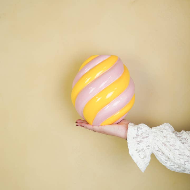 Housevitamin bv - Wholesale Vase - Flower Vase- Swirl Vase-Ceramic- Yellow/ Light Pink- 20x20x21,5 cm4