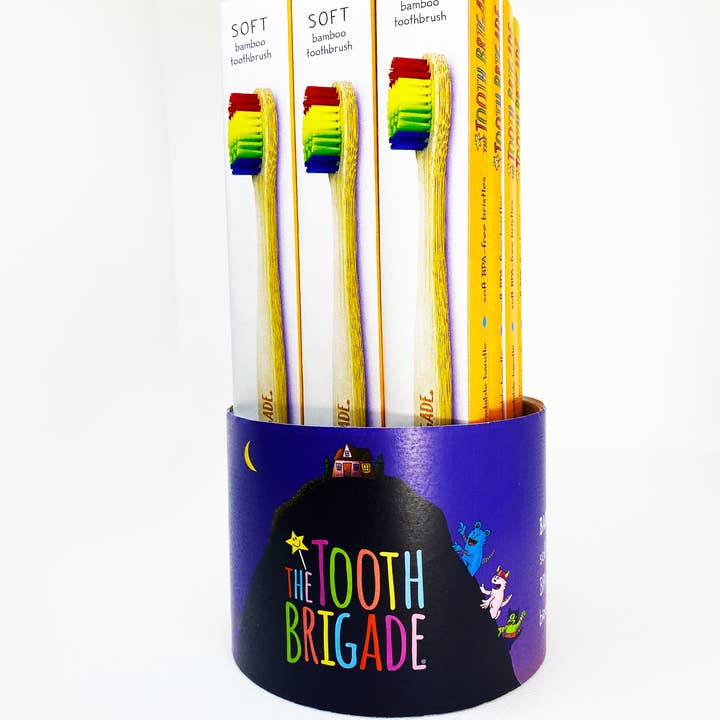 Lot de 12 brosses à dents en bambou avec poils en nylon arc-en-ciel pour la vente par The Tooth Brigade