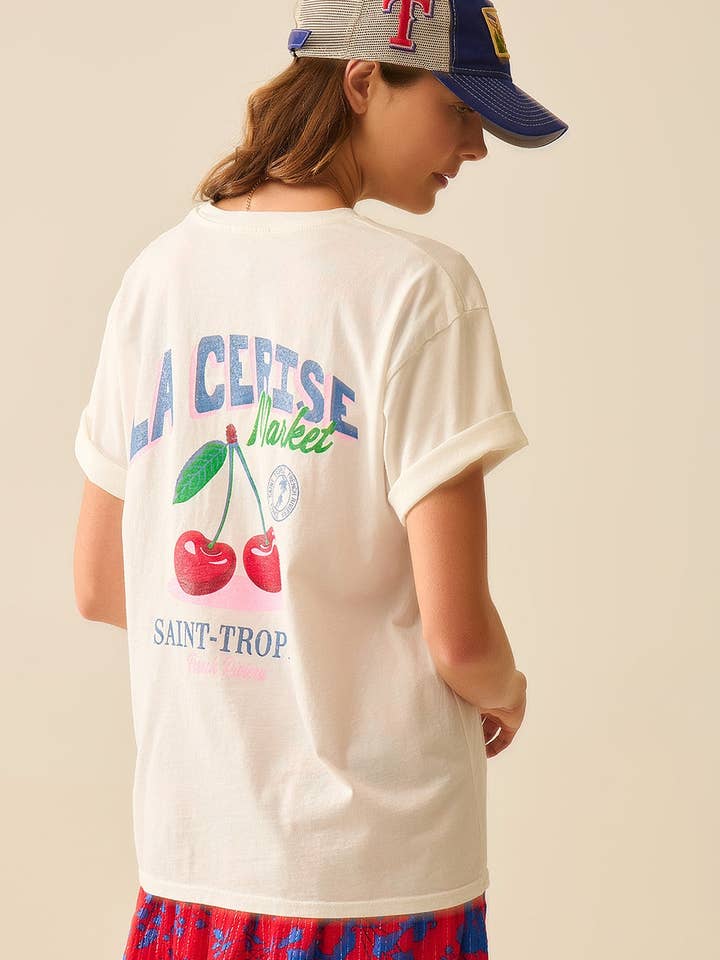 fabriqué en Italie T-shirt blanc avec graphique La Cerise Market Saint-Tropez pour la vente par Q2—All Orders:Free Duties for the US,UK,and Canada