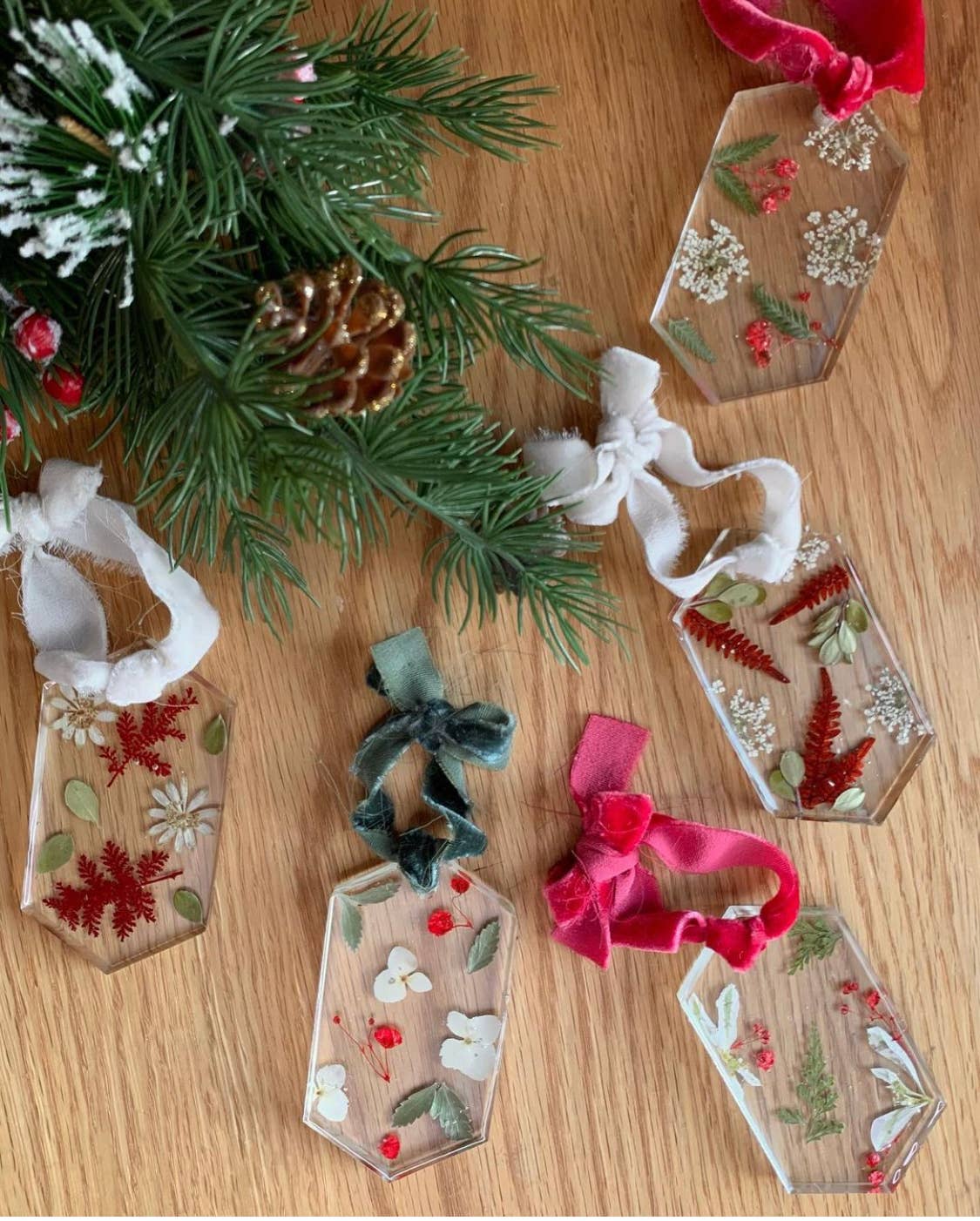 The Wildest Flowers – Großhandel Verzierung – Handgefertigte Weihnachtsanhänger mit getrockneten Blumen im Harz, Flora1