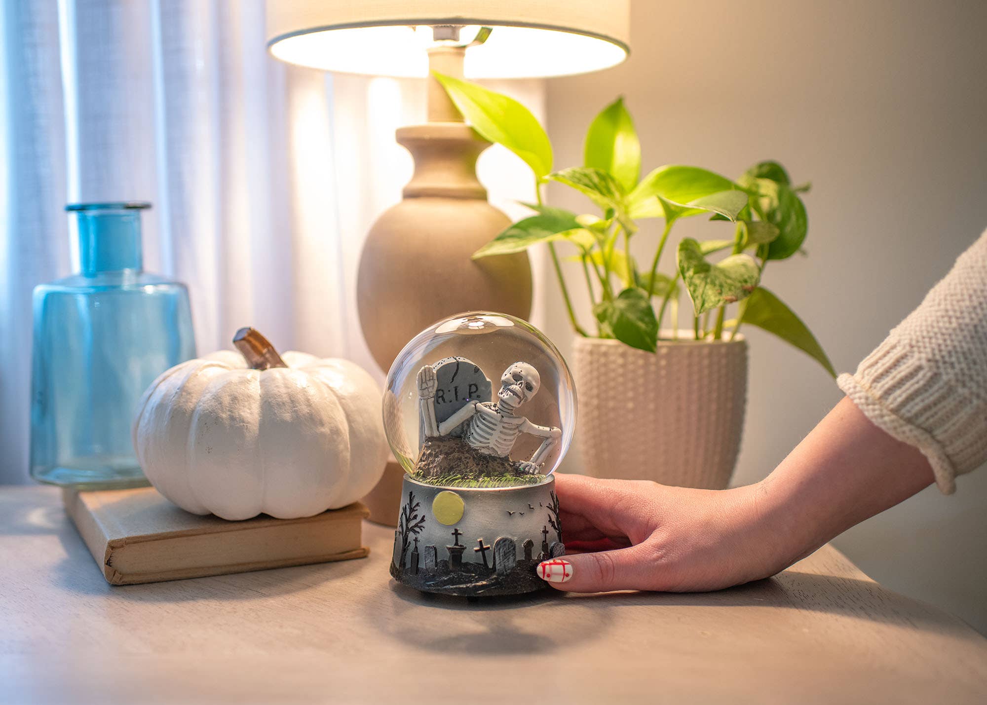 EAST AVENUE - Wholesale Snow Globe - Graveyard Skeleton Musical Snow Globe6