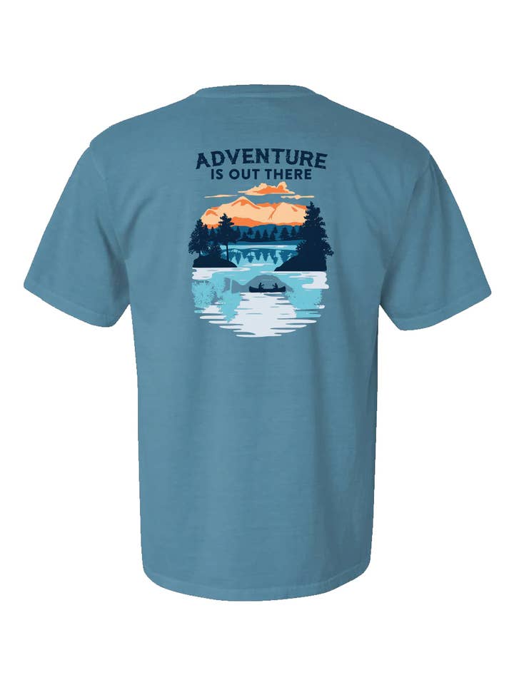 T-SHIRT À MANCHES COURTES ADVENTURE IS OUT THERE pour la vente par Smoky Mtn Apparel