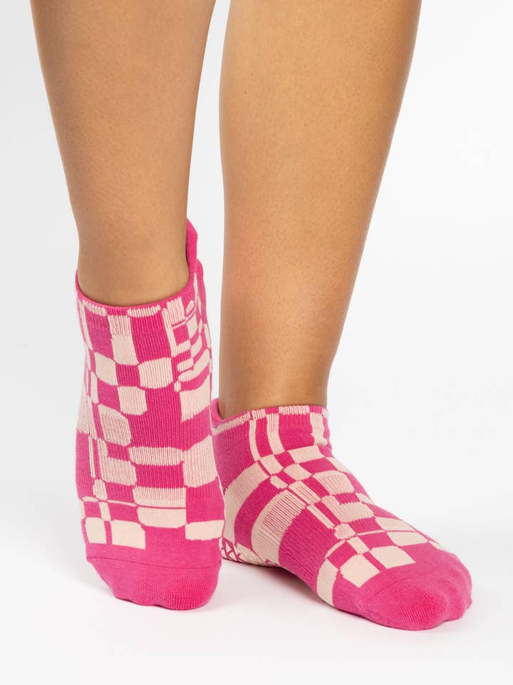 Chaussettes de Yoga Rétro Géométriques pour Femmes – Antidérapantes en Coton Mélangé pour Pilates & Barre pour la vente par Pointe Studio