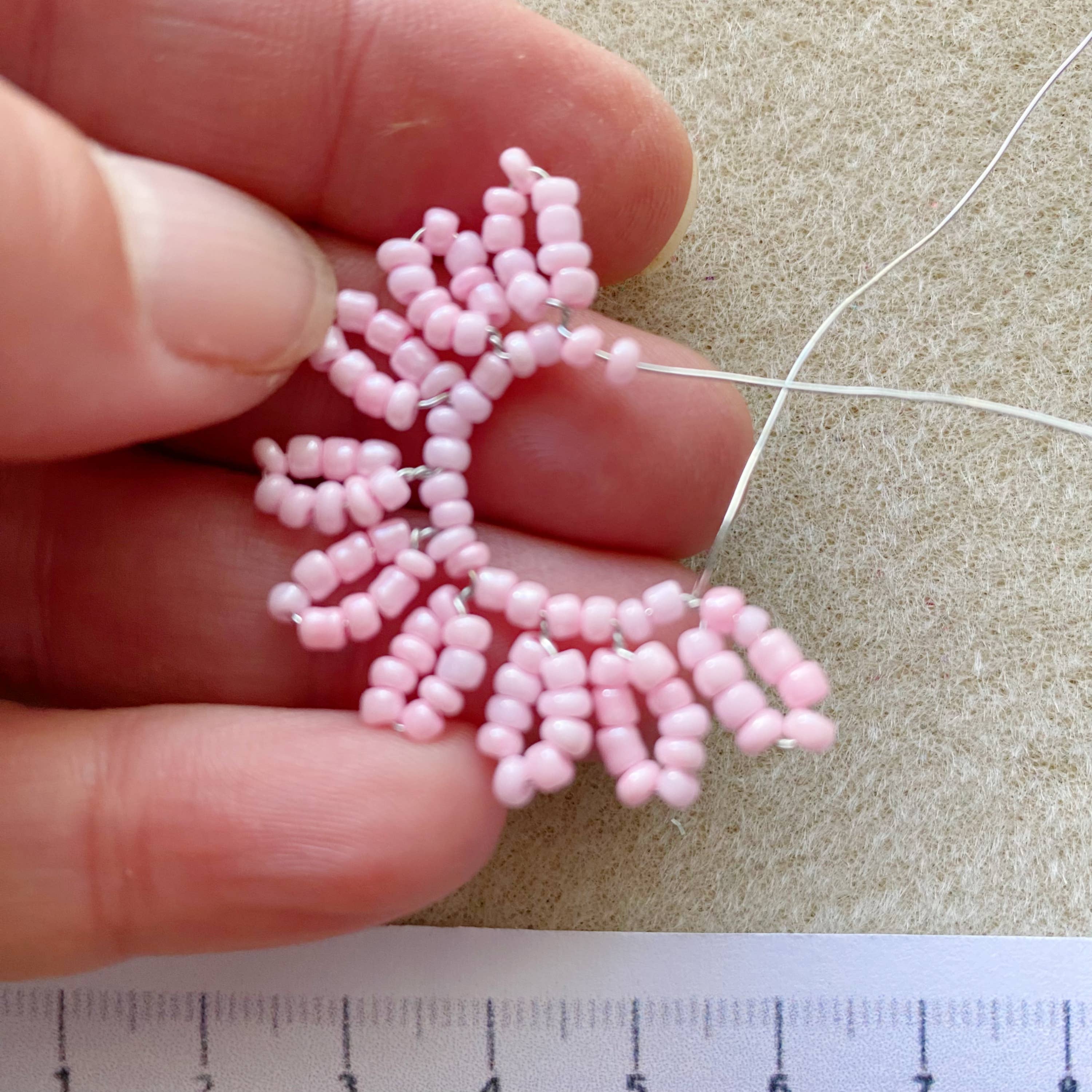 The Beaded Garden – Engroshandel DIY-hobbysæt – Gerbera (pink) perleblomst-hobbykit – en kreativ gave3