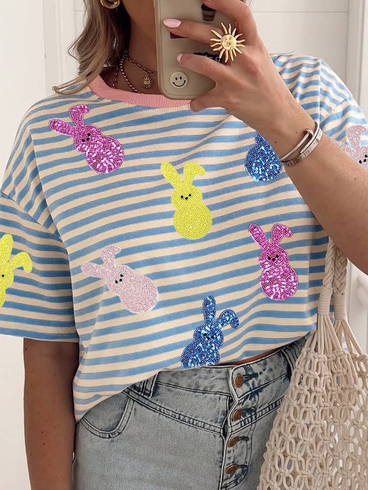 Camiseta de hombros caídos con parche de conejito de Pascua de lentejuelas y rayas azul cielo para venta al por mayor de Lovesoft