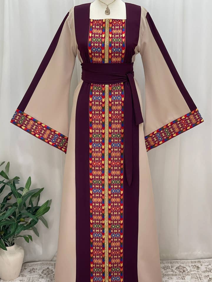 Sella Heritage Elegance Besticktes Thobe für den Großhandel von Palestinian Elegance