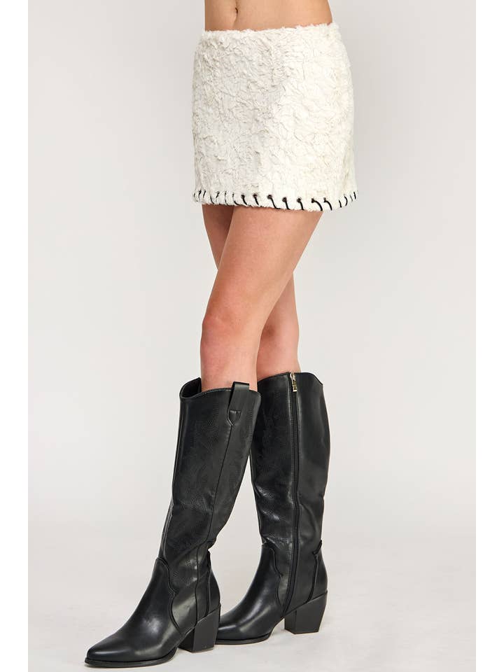 Weiss Feder-Minirock - Wildleder-Fell mit Peitschenstich in mittlerer Taille für den Großhandel auf Faire5