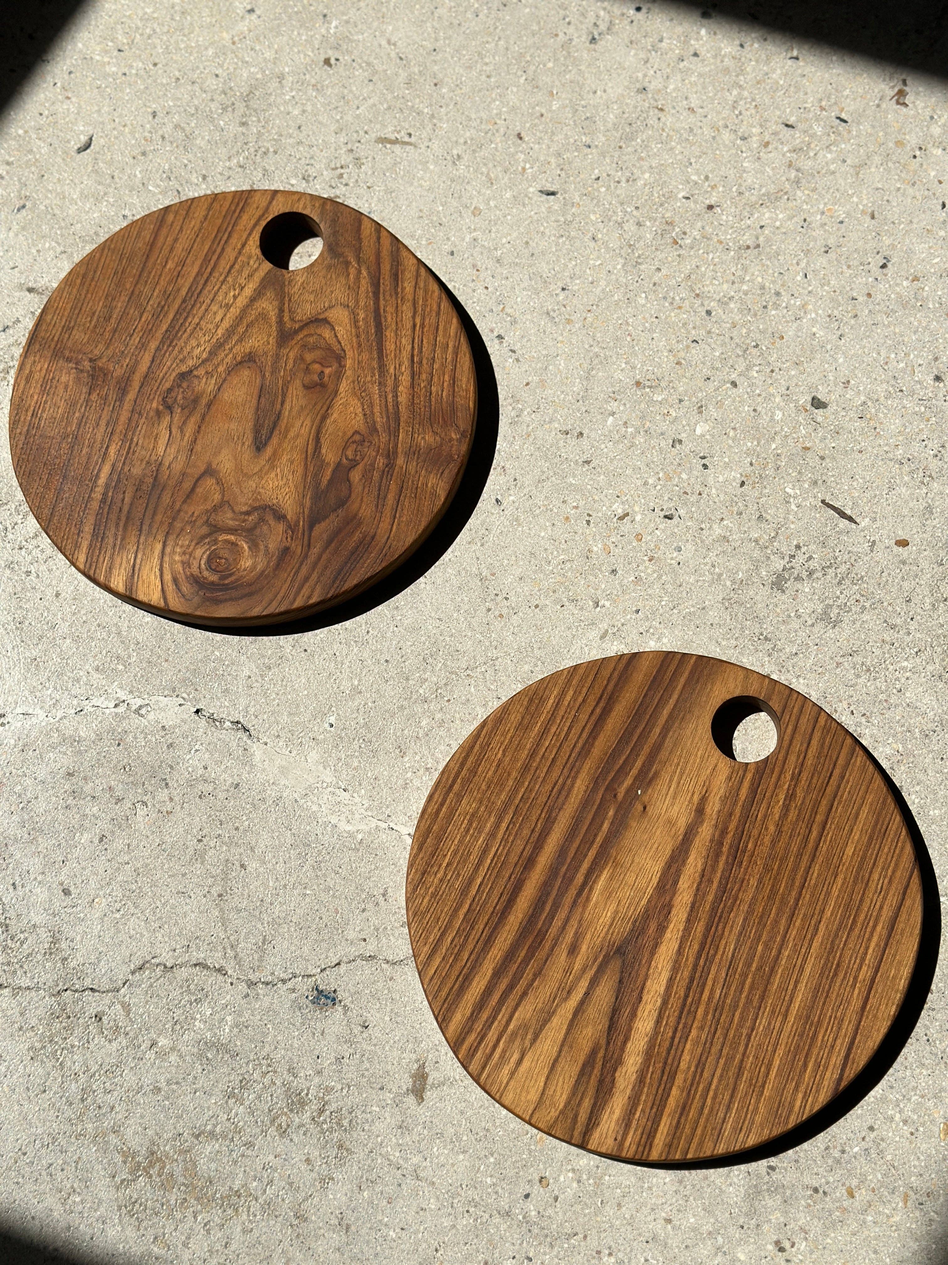 Office Objets – wholesale Skärbräda – Rund skärbräda i urholkad teak D:308