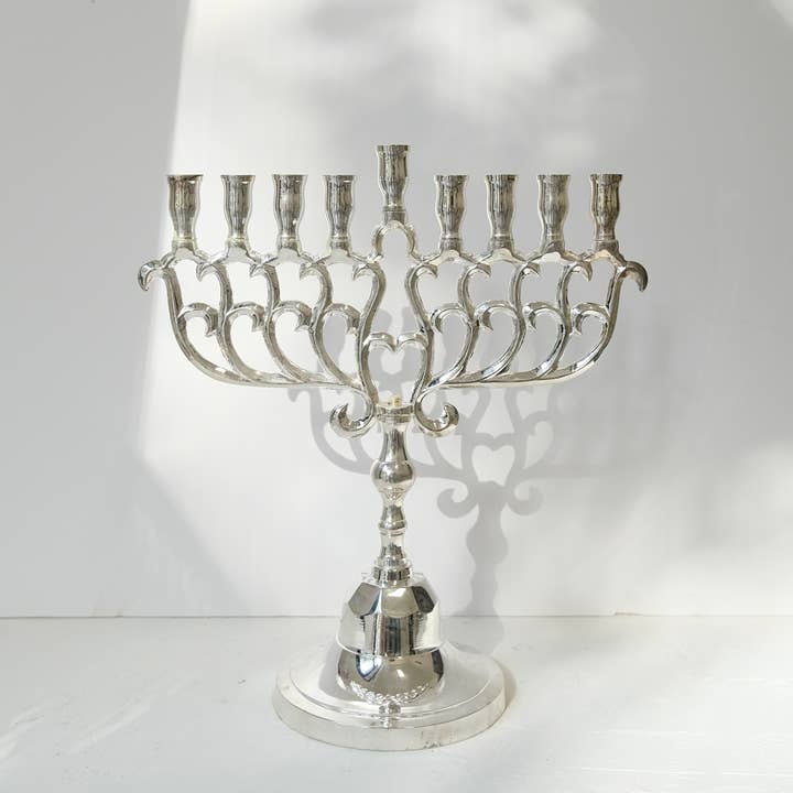 חנוכיה עם קישוטים | Revêtement en argent | Grande taille pour la vente par Palms and Tigers