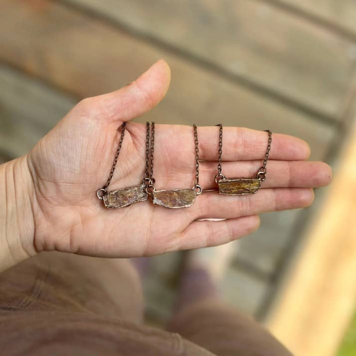 Gratefully Dreaming - Vendita all'ingrosso Collana con ciondolo/pendaglio - Collana a Barra di Cianite Arancione, Gioielli di Cristallo in Rame2