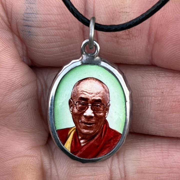 Lungta Imports – Colar pingente/pendente por atacado – Dalai Lama Pendente Esmalte Yoga Fio Jóias4