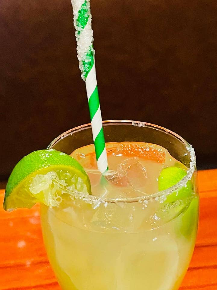 Lilly Salée : Paille à Boisson en Papier Salé Rayures Vertes pour la vente par Salted Straws