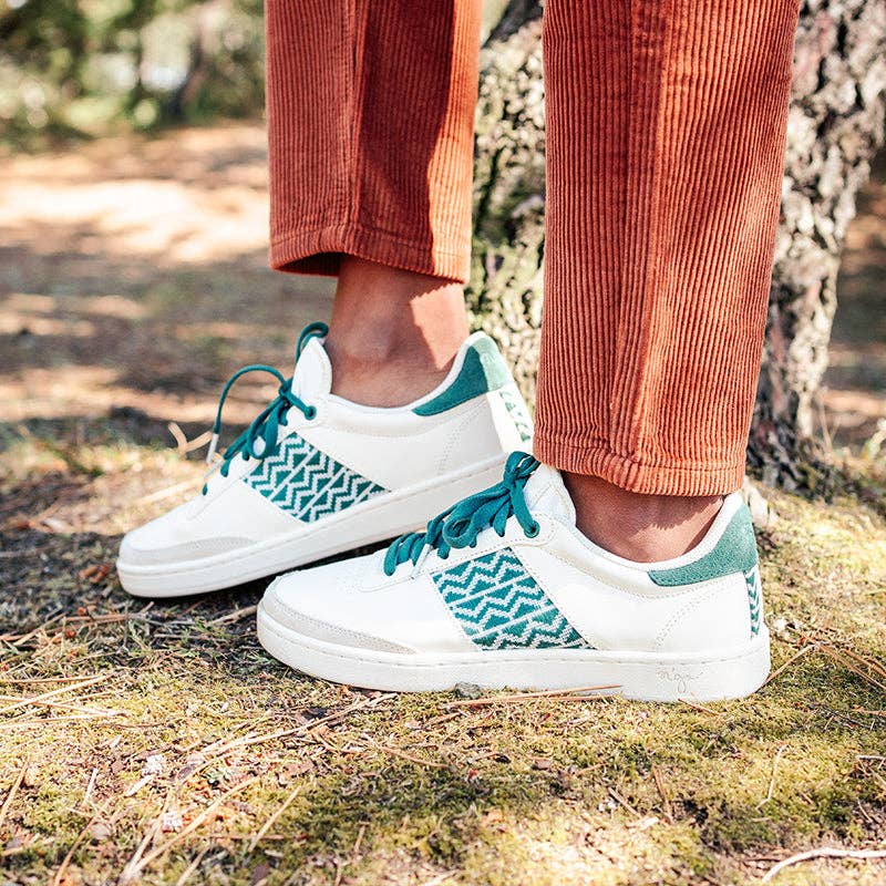 N'GO Shoes - Wholesale Lifestyle Sneakers - Women's - Saigon Classique beige and fir green leather low-top sneakers
4