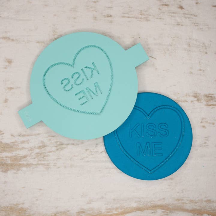 Popup-Prägestempel „Kiss Me Love“ in Herzform mit Keksen und Keksen für den Großhandel von Cut Bake Stamp